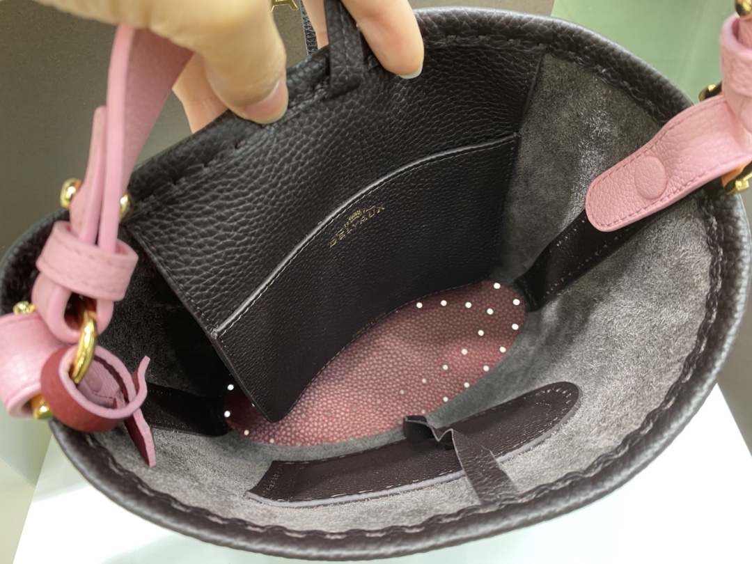 델보 팽 미니 버킷 크로스백